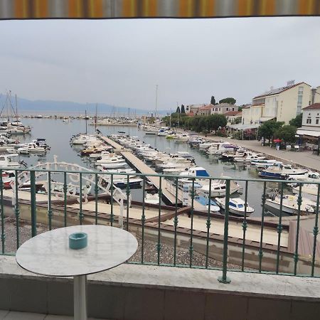 Apartments Obala Малинска Екстериор снимка