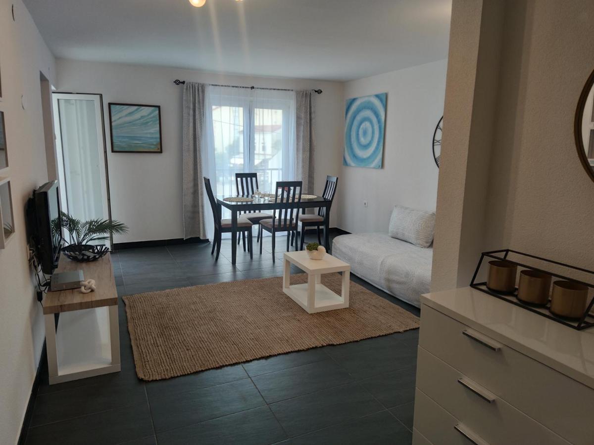 Apartments Obala Малинска Екстериор снимка
