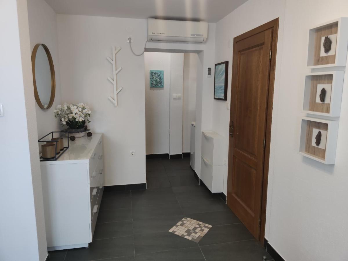 Apartments Obala Малинска Екстериор снимка