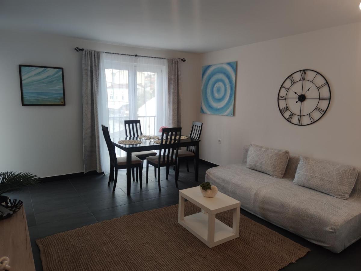 Apartments Obala Малинска Екстериор снимка