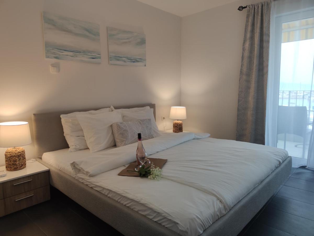 Apartments Obala Малинска Екстериор снимка