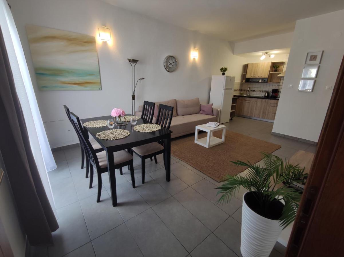 Apartments Obala Малинска Екстериор снимка
